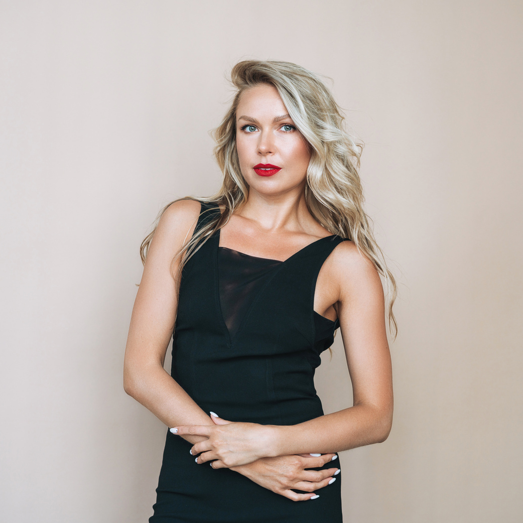 Najmodniejsze sukienki na wesele dla 40-latki. W 2024 to w tych modelach zadasz szyku